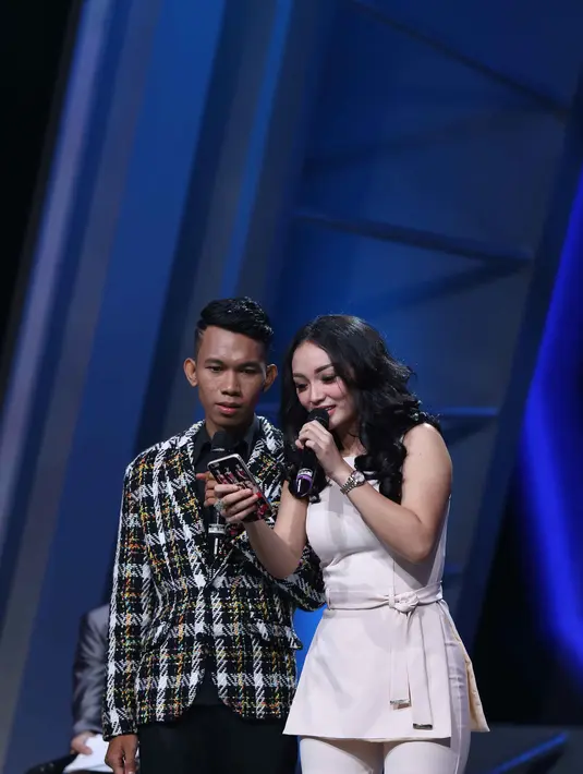 Cemen yang selama ini hanya bisa menyaksikan aksi idolanya Zaskia Gotik dari kejauhan saja kini bahkan sudah bisa saling follow akun media sosial. Cemen pun mengaku grogi ketika bertemu langsung dengan Zaskia Gotik. (Nurwahyunan/Bintang.com)