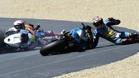 Tiga pebalap Moto GP, Jack Miller (kanan), Alvaro Bautista, dan Loris Baz terjatuh di tikungan pertama balapan MotoGP Italia di Sirkuit Mugello, Italia, Minggu (22/5/2016). (AFP/Giuseppe Cacace)