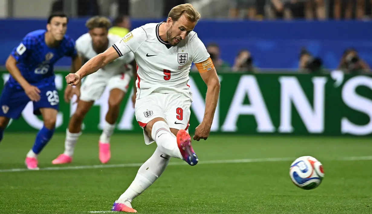 Dalam laga tersebut, Kane berhasil mencetak dua gol untuk The Three Lions. Gol pertamanya dicetak melalui tendangan penalti pada menit ke-12 melalui eksekusi tendangan penalti. (AFP/Paul Ellis)
