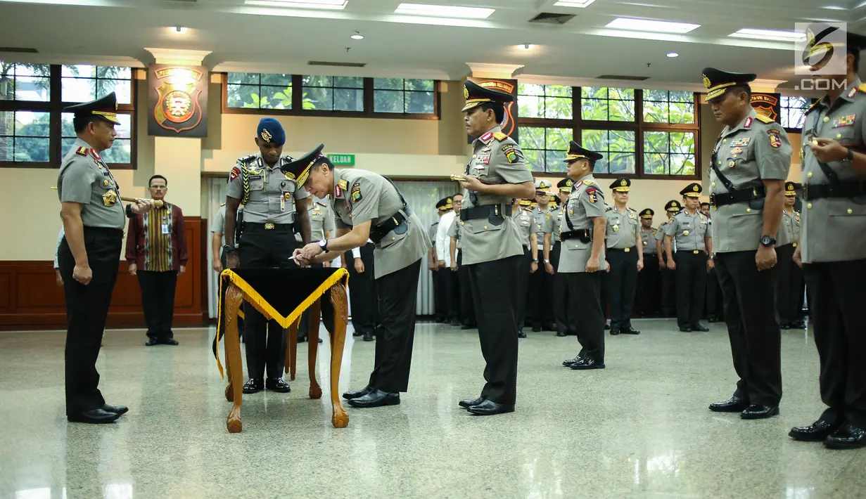 Irjen Mochamad Iriawan menandatangani dokumen serah terima jabatan disaksikan Kapolri Jenderal Tito Karnavian di Rupatama Mabes Polri, Rabu (26/7). Kapolri melantik Irjen Idham Azis sebagai Kapolda Metro Jaya. (Liputan6.com/Faizal Fanani)
