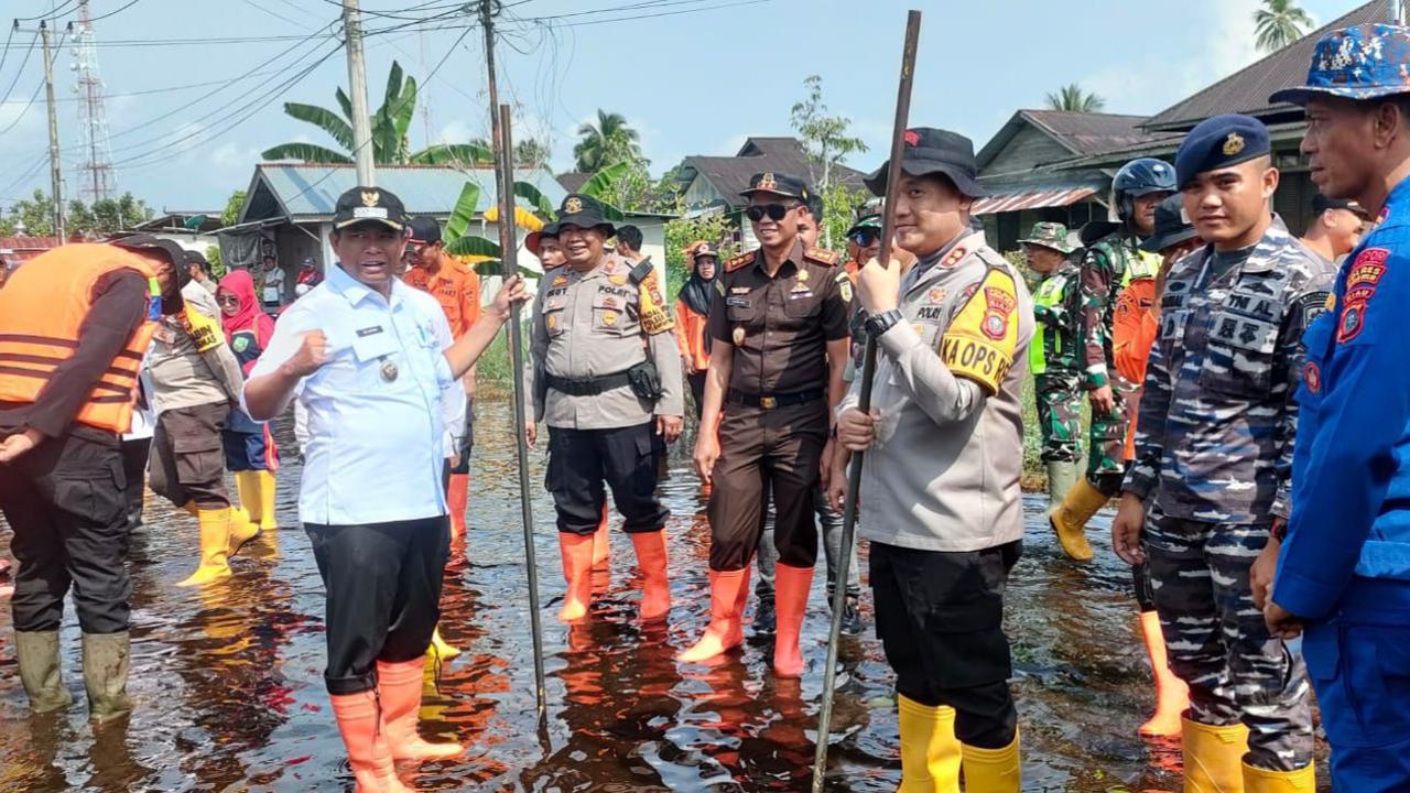 Plt Bupati Rokan Hilir Sulaiman dan Kapolres AKBP Isa Imam Syahroni meninjau lokasi banjir.