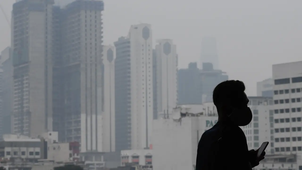 Diselimuti Kabut Asap, Warga Malaysia Beraktivitas Pakai Masker