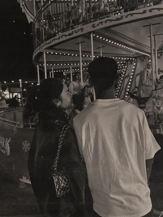 Azizah tampil dengan gaya rambut ikat setengah tanpa poni. Sementara itu, Arhan tampil dengan kaos putihnya.  [@azizahsalsha_]