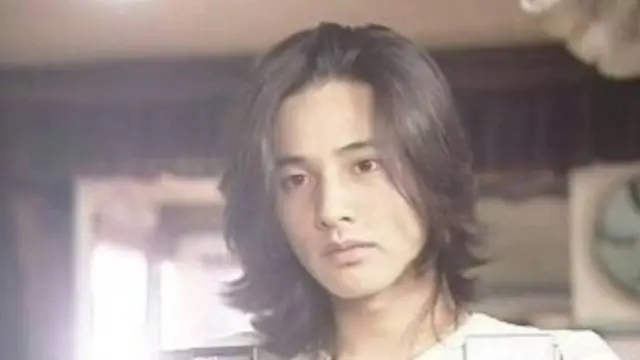 Won Bin muda harus bekerja sebagai tukang koran dan buruh kontraktor sebelum jadi aktor. © Koreaboo.com