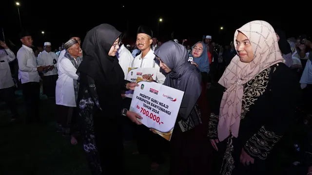Bupati Ipuk Fiestiandani Serahkan Insentif untuk 14 Ribu Lebih Guru Ngaji di Banyuwangi