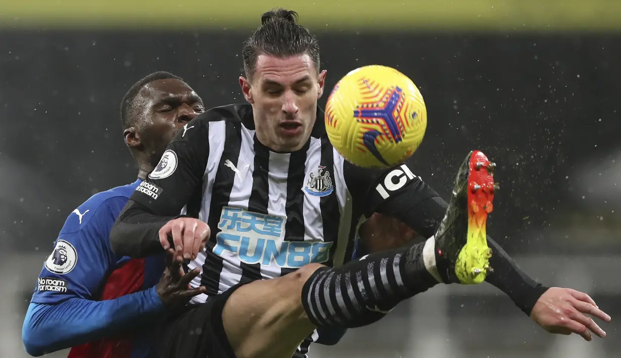 Bek Newcastle United, Fabian Schar dan penyerang Crystal Palace, Christian Benteke bersaing memperebutkan bola dalam pekan ke-22 Liga Inggris di St. James Park, Rabu (3/2/2021) dini hari WIB. Newcastle dikalahkan oleh Crystal Palace dengan skor 1-2. (AP Photo/Scott Heppell/Pool)