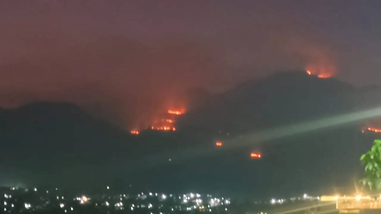 Terlihat beberapa titik api masih terlihat jelas dalam musibah kebakaran yang melanda kawasan Gunung Guntur Garut, Jawa Barat, hingga Selasa (20/8/2024) malam. (Liputan6.com/Jayadi Supriadin)