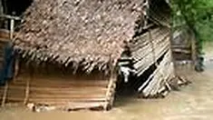 Banjir masih terus melanda sejumlah daerah di Indonesia. Di Kabupaten Sigi, Sulawesi Tengah, sedikitnya sepuluh rumah ambruk diterjang banjir. Sementara di Padang, Sumatera Barat, banjir menggenangi jalan raya. 