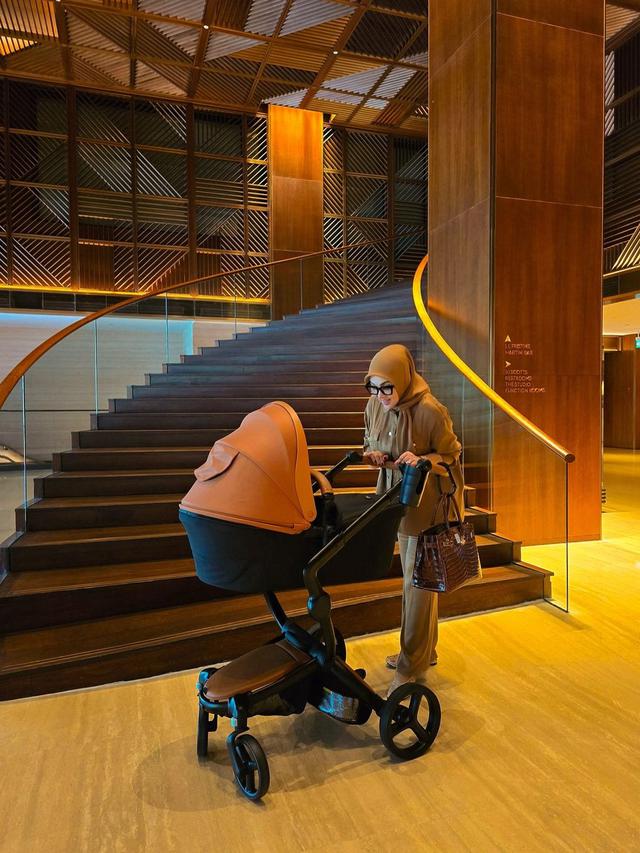 6 Gaya Mahal Syahrini Momong Princess R, Serba Hermes dari Selimut Rp19 Juta hingga Tas Rp700 Juta-an