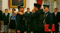 Presiden Joko Widodo menyematkan lencana kepada Staf Angkatan Udara (Kasau) yang baru, Hadi Tjahjanto di Istana Negara, Jakarta, Rabu (18/1). Hadi Tjahjanto menggantikan Agus Supriatna. (Liputan6.com/Angga Yuniar)