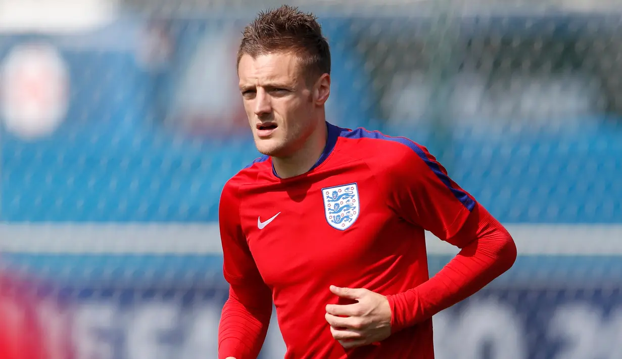Penyerang Timnas Inggris,  Jamie Vardy saat berlatih jelang Euro 2016 di Stade des Bourgognes, Chantilly, Inggris (6/7). Vardy dikabarkan akan direkrut Arsenal Vardy senilai 20 juta pound sterling atau Rp 390 miliar. (REUTERS/Lee Smith)