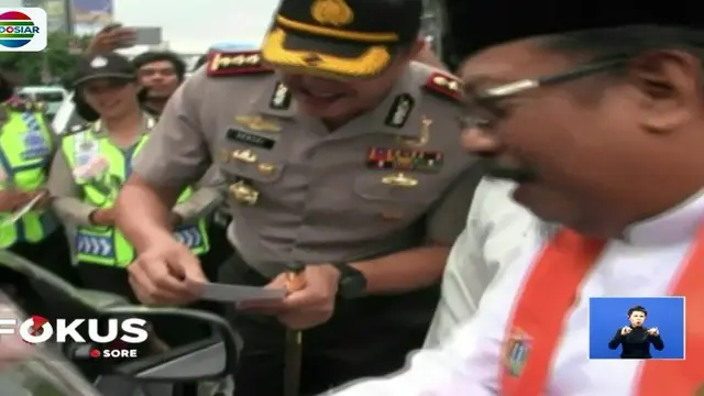 Perangi Hoax, Polisi dan Warga Bagikan Bunga