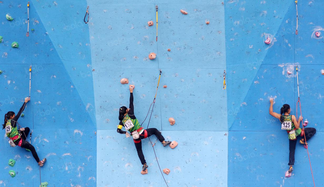 Aksi para atlet Panjat Tebing wanita asal Jawa Timur kategori Lead pada PON XIX Jabar 2016 di Cikole, Bandung, Minggu (18/9/2016). (Bola.com/Nicklas Hanoatubun)