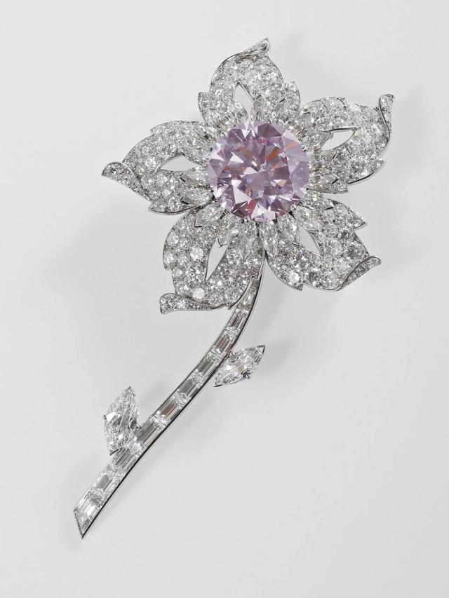 Bros berlian Cartier Williamson dulunya adalah barang favorit Ratu Elizabeth untuk dikenakan di acara-acara penting. (Foto: Instagram/@britishroyaljewels)