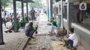 Pengemudi ojek daring menunggu order di depan Cibubur Junction, Jakarta, Selasa (24/3/2020). Merebaknya corona Covid-19 menyebabkan aktivitas di kawasan itu lesu yang juga berimbas pada turunnya pendapatan pengemudi ojol hingga lima kali lipat dibanding hari biasanya (Liputan6.com/Immanuel Antonius)