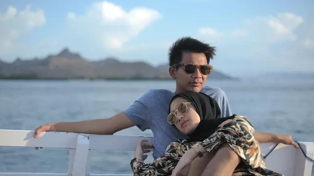 6 Potret Bulan Madu Angga Putra 'Anak Langit' dan Hafna Alliya di Labuan Bajo, Romantis