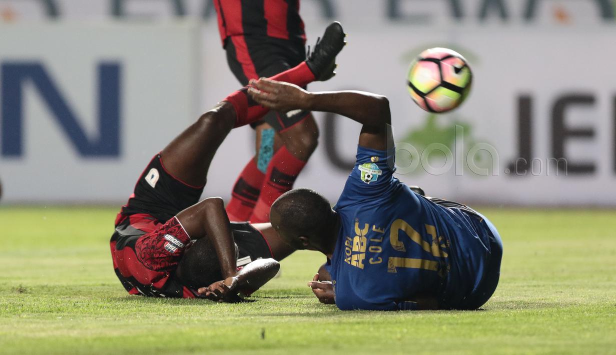 Carlton Cole terjatuh saat berebu bola dengan pemain Persipura Jayapura pada laga Liga 1 2017 di Stadion GBLA, Bandung, Minggu (7/5/20170). Persib menang 1-0. (Bola.com/Nicklas Hanoatubun)