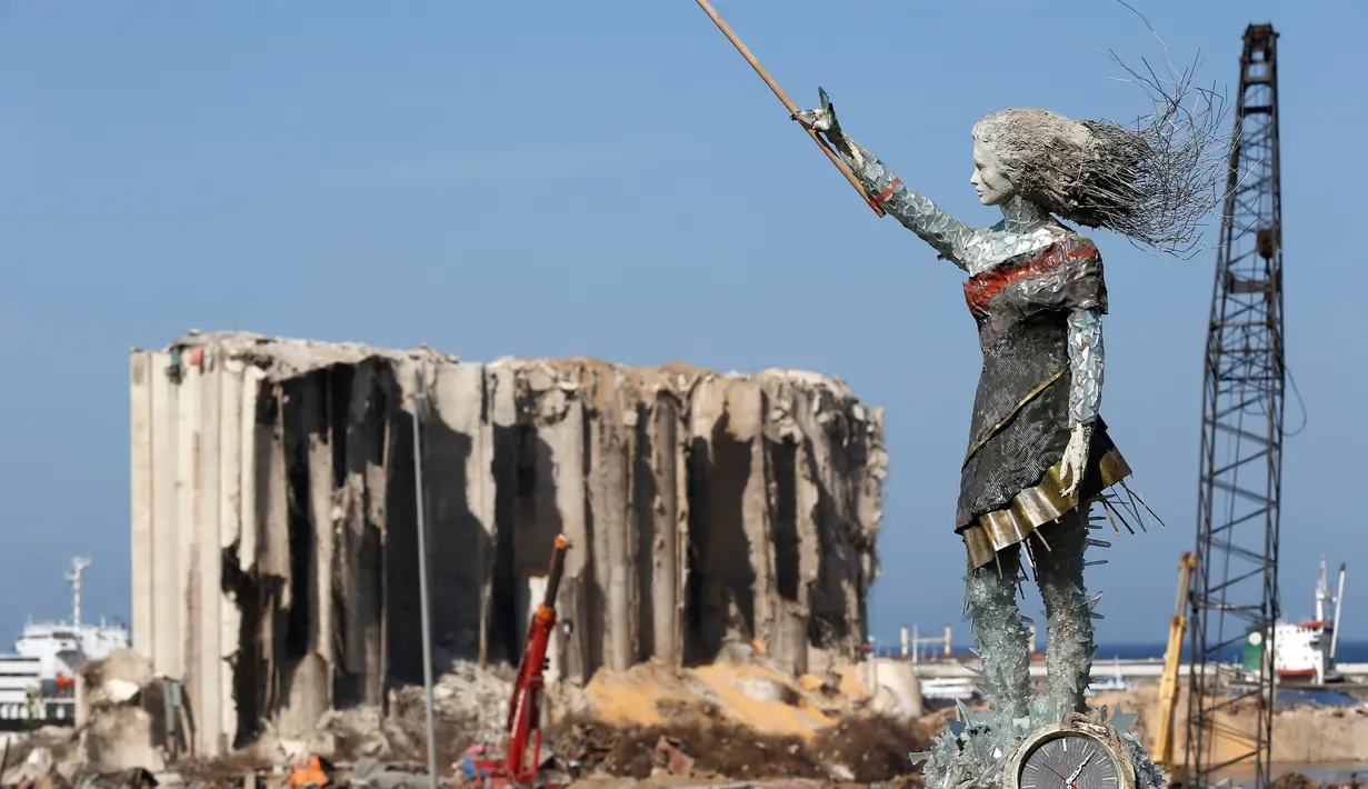 Sebuah patung perempuan terlihat di dekat Pelabuhan Beirut di Lebanon pada 20 Oktober 2020. Sejumlah seniman Lebanon membuat patung perempuan itu menggunakan puing-puing dari ledakan di Pelabuhan Beirut. (Xinhua/Bilal Jawich)