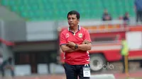 Pelatih Mitra Kukar, Jafri Sastra saat mendampingi timnya melawan Bhayangkara FC pada lanjutan Liga 1 2017 di Stadion Patriot, Bekasi, Jumat (21/7/2017). (Bola.com/Nicklas Hanoatubun)