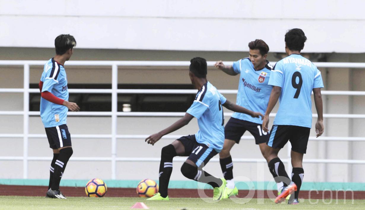 Pemain Timnas Myanmar menggelar latihan jelang pertandingan uji coba melawan Timnas Indonesia U-22. di Laga nanti Myanmar mewaspadai permainan cepat anak asuhan Luis Milla. (Bola.com/M iqbal Ichsan)