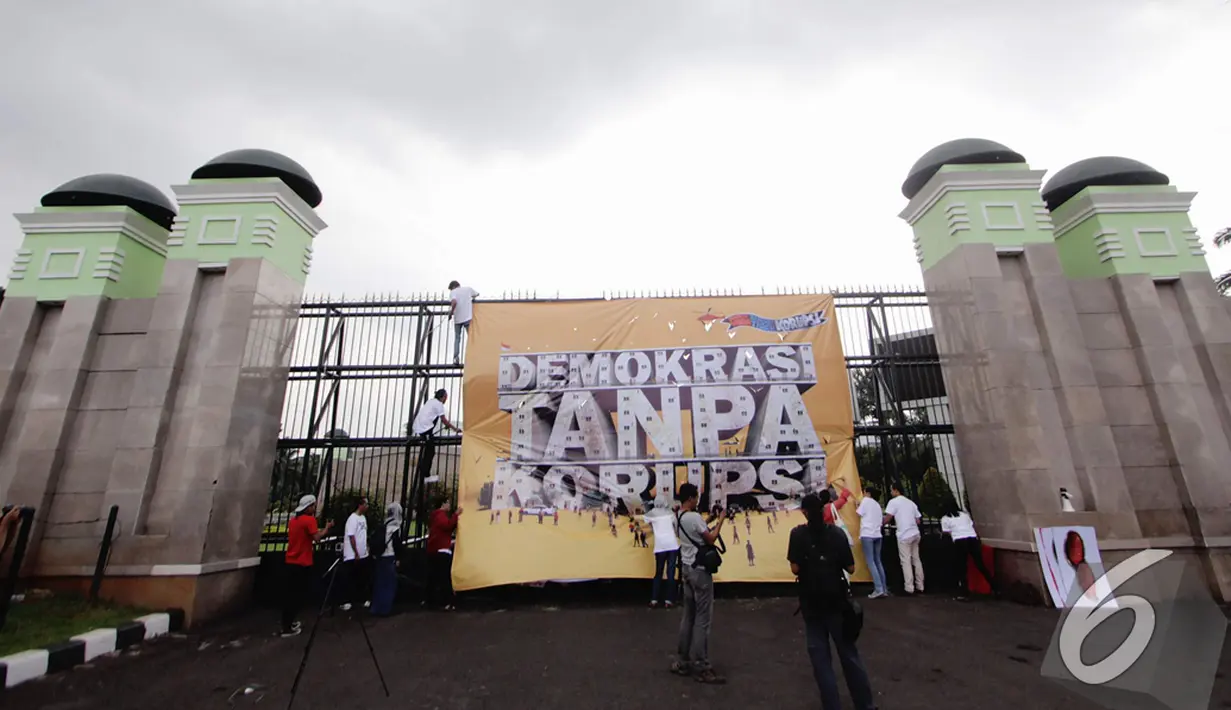 Aktivis Indonesia Corruption Watch (ICW) membentangkan spanduk seruan anti korupsi di depan Gedung DPR, Senayan, Jakarta, Selasa (9/12/2014). (Liputan6.com/Faizal Fanani)