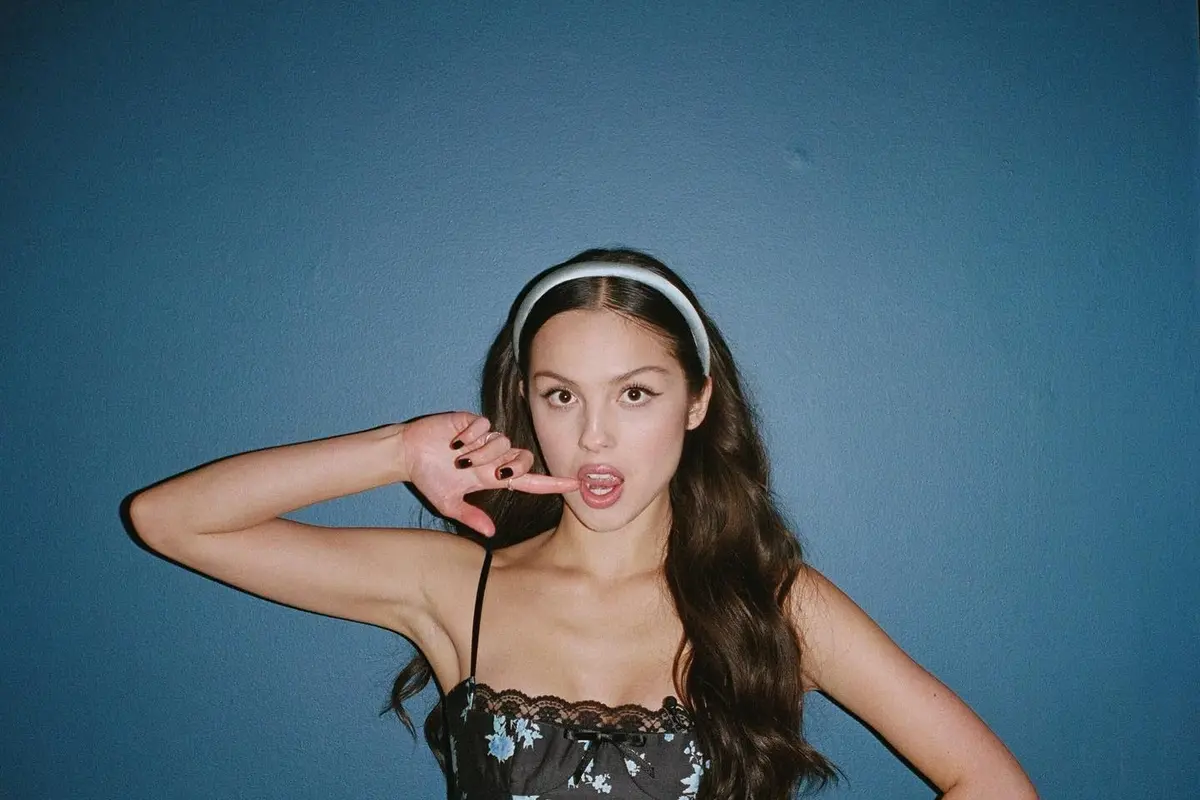 Tiru Gaya Fashion Ikonik ala Olivia Rodrigo dengan Outfit Low Budget, Ternyata Bisa Banget!