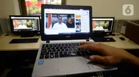 Menhub Budi Karya Sumadi memberikan keterangan melalui live streaming setelah Rapat Terbatas yang dipimpin Presiden Joko Widodo di Jakarta, Senin (27/4/2020). Budi Karya yang sudah sembuh dan dinyatakan negatif dari covid-19 sedang menjalani isolasi mandiri di rumahnya. (merdeka.com/Dwi Narwoko)