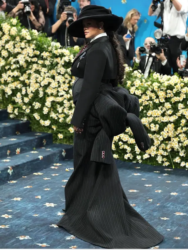 Rihanna di Met Gala 2025. [@marcjacobs]