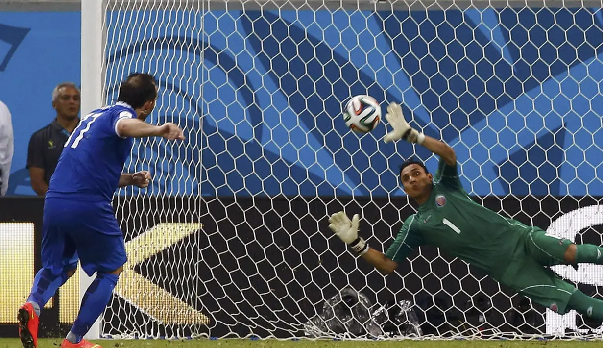 Aksi penjaga gawang Kosta Rika, Keilor Navas (kanan), saat memblok tendangan penalti Theofanis Gekas (Yunani) di laga 16 besar Piala Dunia 2014 di Stadion Pernambuco, Recife, (30/6/2014). (REUTERS/Damir Sagolj) 