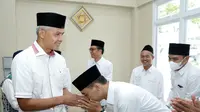 Gubernur Jawa Tengah (Jateng) Ganjar Pranowo mengunjungi Basecamp Kafilah dari Jateng untuk kompetisi Musabaqoh Tilawatil Qur'an (MTQ) Nasional 2022 di Balai Besar Pendidikan dan Pelatihan Kesejahteraan Sosial (BBPPKS) Banjarmasin