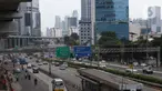 Pengendara melintasi ruas jalan Gatot Subroto dan Jalan Tol Dalam Kota, Jakarta, Kamis (26/3/2020). Sejak pemerintah melakukan himbauan melakukan seluruh aktivitas dari dalam rumah akibat merebaknya virus corona Covid-19, ruas-ruas jalan Ibu Kota terlihat lengang. (Liputan6.com/Helmi Fithriansyah)