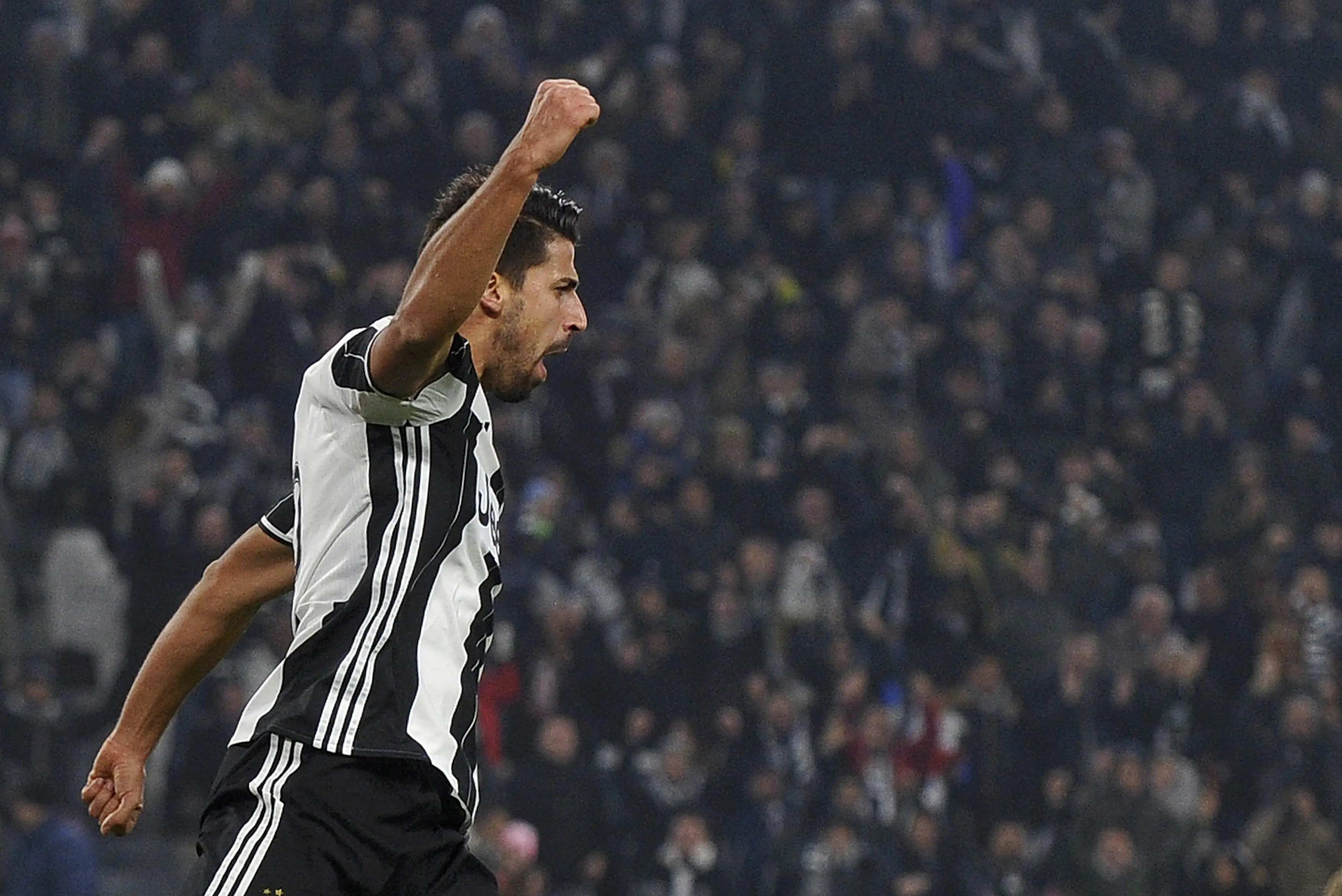 Selebrasi Sami Khedira, gelandang Juventus, usai mencetak gol ke gawang Pescara. (REUTERS/Giorgio Perottino)