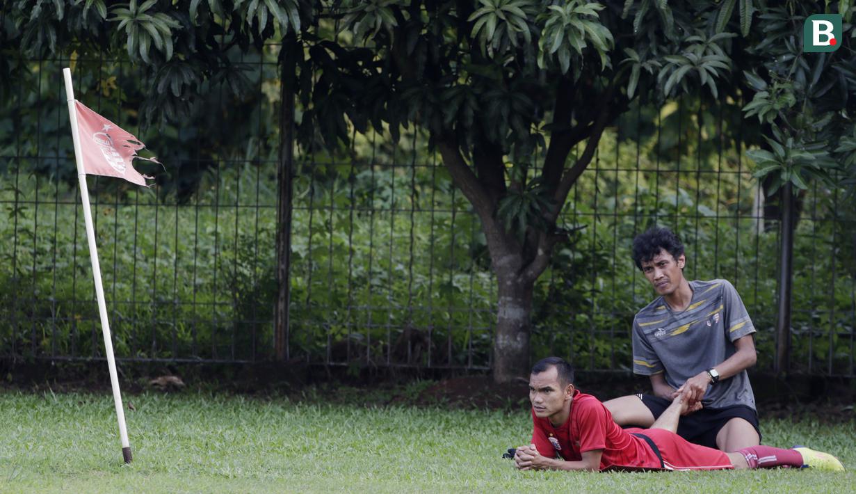 Pemain Persija Jakarta, Riko Simanjuntak, saat mengikuti sesi latihan jelang laga Liga 1 di Lapangan Sutasoma, Jakarta, Jumat (07/12). Persija akan berhadapan dengan Mitra Kukar. (Bola.com/M Iqbal Ichsan)