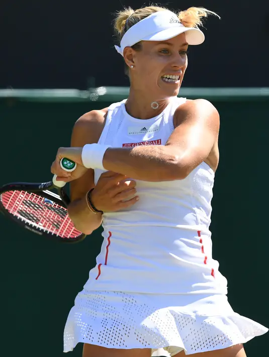Petenis Jerman, Angelique Kerber melakukan servis ke arah petenis AS, Lauren Davis pada babak kedua Wimbledon di All England Lawn Tennis Club, Kamis (4/7/2019). Langkah juara bertahan Wimbledon, Angelique Kerber, terhenti setelah kalah dari petenis non-unggulan  2-6, 6-2, 6-1. (Ben STANSALL/AFP)