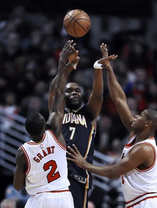 Pemain Indiana Pacers, Al Jefferson (7)  memberikan umpan kepada rekannya saat dihadang para pemain Chicago Bulls pada lanjutan NBA basketball game di United Center, (26/12/2016). Bulls menang 90-85.  (AP/Paul Beaty)