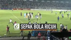 Laga Persela Lamongan versus Borneo FC berakhir ricuh. Suporter jebol pagar pembatas, mengincar wasit Wawan Rapiko yang memimpin laga di Stadion Surajaya, Lamongan, Senin (27/7/2019) malam.