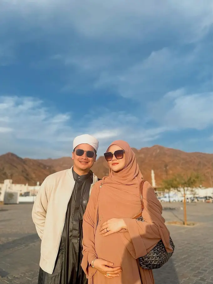 Alvin Faiz bersama Henny Rahman yang hamil tujuh bulan pergi ke Tanah Suci (foto: Instagram alvin_411)