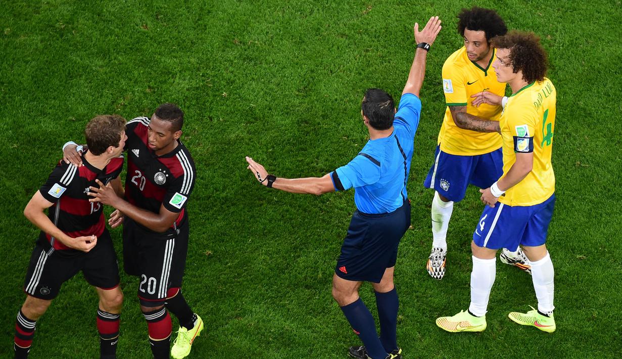 Pemain Jerman bersitegang dengan pemain Brasil pada laga semifinal Piala Dunia 2014 di Stadion The Mineirao (8/7/2014). Jerman menang 7-1 atas Brasil. (AFP/Francois Xavier)