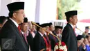Ketua DPD, Irman Gusman (kiri) saat mengikuti upacara Peringatan Hari Kemerdekaan ke-71 RI di Istana Merdeka, Jakarta, Rabu (17/8). HUT Kemerdekaan RI tahun ini mengangkat tema Indonesia Kerja Nyata. (Liputan6.com/Faizal Fanani)