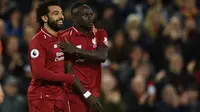 Dua pemain Liverpool, Sadio Mane (kanan) dan Mohamed Salah melakukan selebrasi usai mencetak gol ke gawang Huddersfield Town, pada pertandingan di Stadion Anfield, Sabtu (27/4/2019) dini hari WIB.  (AFP / Oli Scarff)