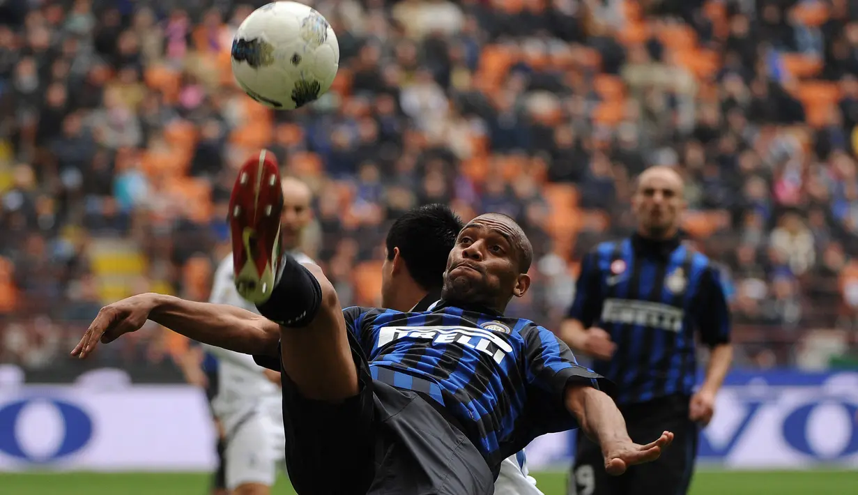 Bek Inter Milan, Maicon berusaha menghalau bola dari ancaman gelandang Atalanta, Maximiliano Moralez pada laga Liga Italia 2011/2012 di San Siro Stadium, Milan (18/3/2012). Maicon terlebih dahulu membela Inter Milan selama 6,5 musim mulai 2006/2007 hingga pertengahan musim 2012/2013. Ia kemudian hijrah ke Manchester City pada pertengahan musim 2012/2013 dan bertahan setengah musim saja. (AFP/Olivier Morin)
