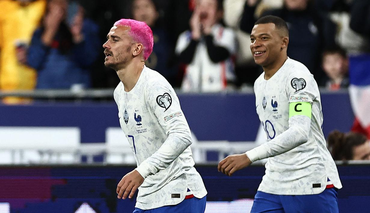 Pemain Timnas Prancis, Kylian Mbappe (kanan) ikut merayakan gol yang dicetak oleh Antoine Griezmann pada laga Grup B Kualifikasi Euro 2024 melawan Timnas Belanda yang berlangsung di Stade de France, Sabtu (25/03/2023) WIB. Les Bleus menang dengan skor 4-0. (AFP/Anne-Christine Poujoulat)
