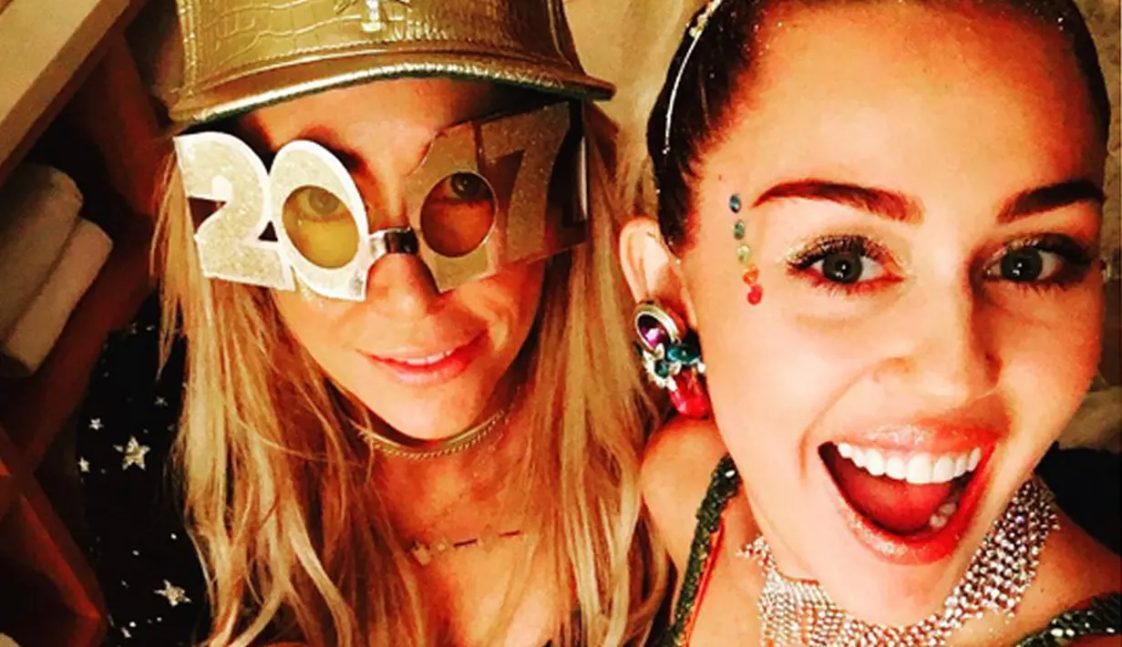 Dalam akun Instagram, Miley mengunggah beberapa foto saat dirinya tengah mengadakan pesta tahun baru. Terlihat Liam dan keluarganya juga turut dalam pesta itu. (Instagram/mileycyrus)