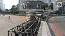 Rangkaian besi bertumpuk di kawasan Bundaran HI, Jakarta, Selasa (24/12/2019). Pemprov DKI Jakarta membongkar instalasi bebatuan Gabion pada 23 Desember 2019 malam. (Lipuran6.com/Herman Zakharia)