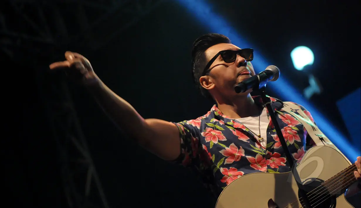 Band Rock & Roll, Naif saat beraksi di Indonesia Greaser Party 2015, Senayan, Jakarta, Jumat (10/4/2015). (Liputan6.com/Faisal R Syam)