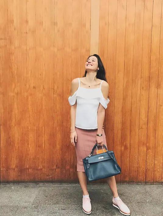 Tak hanya sporty, sebagai pecinta fashion pastinya Pevita Pearce selalu tampil dengan berbagai gaya. Meski begitu, wanita idaman para lelaki ini selalu berhasil menarik perhatian orang-orang di sekitarnya. (Instagram/pevpearce)