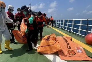 Tim gabungan kembali menemukan tiga jasad korban kecelakaan Kapal Motor (KM) Virgo Transport 8 di perairan Masalembo, Laut Jawa, Selasa pagi. (Dok. Antara)