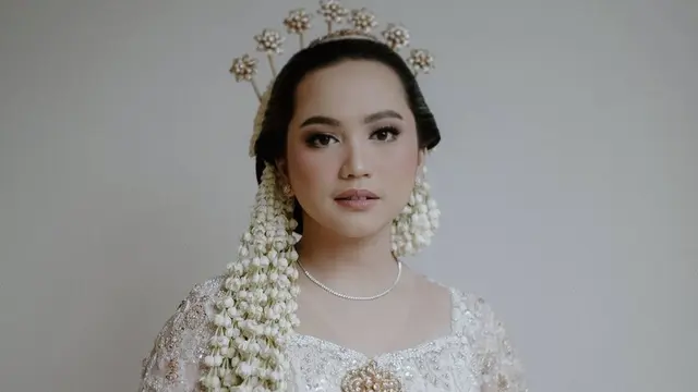 Potret Detail Busana dan Makeup Rachel Amanda di Hari Pernikahannya