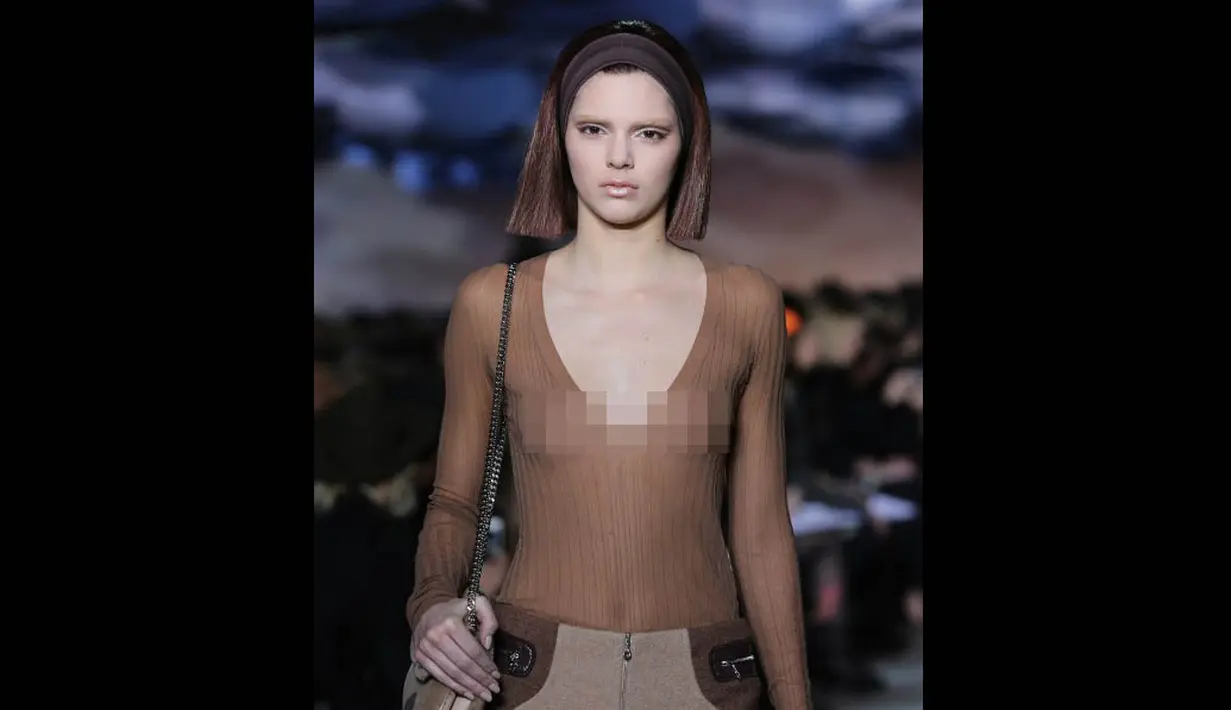 Bukan hanya Kim Kardashian yang pernah melakukan bleaching alis, Kendall Jenner juga pernah terlihat dengan alis pirang ketika menjadi model di New York Fashion Week pada 13 Februari 2014. (Neilson Barnard/Getty Images for Mercedes-Benz Fashion Week/AFP)