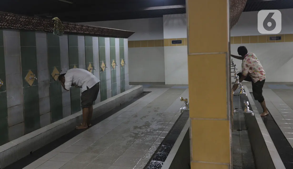 Jemaah mengambil wudhu sebelum Salat Jumat di Masjid At-Tin, Jakarta, Jumat (13/08/2021). Pengurus Masjid At-Tin melakukan pembatasan jumlah jamaah secara terbatas yakni 25 persen dari total kapasitas serta mematuhi protokol kesehatan secara ketat. (Liputan6.com/Herman Zakharia)